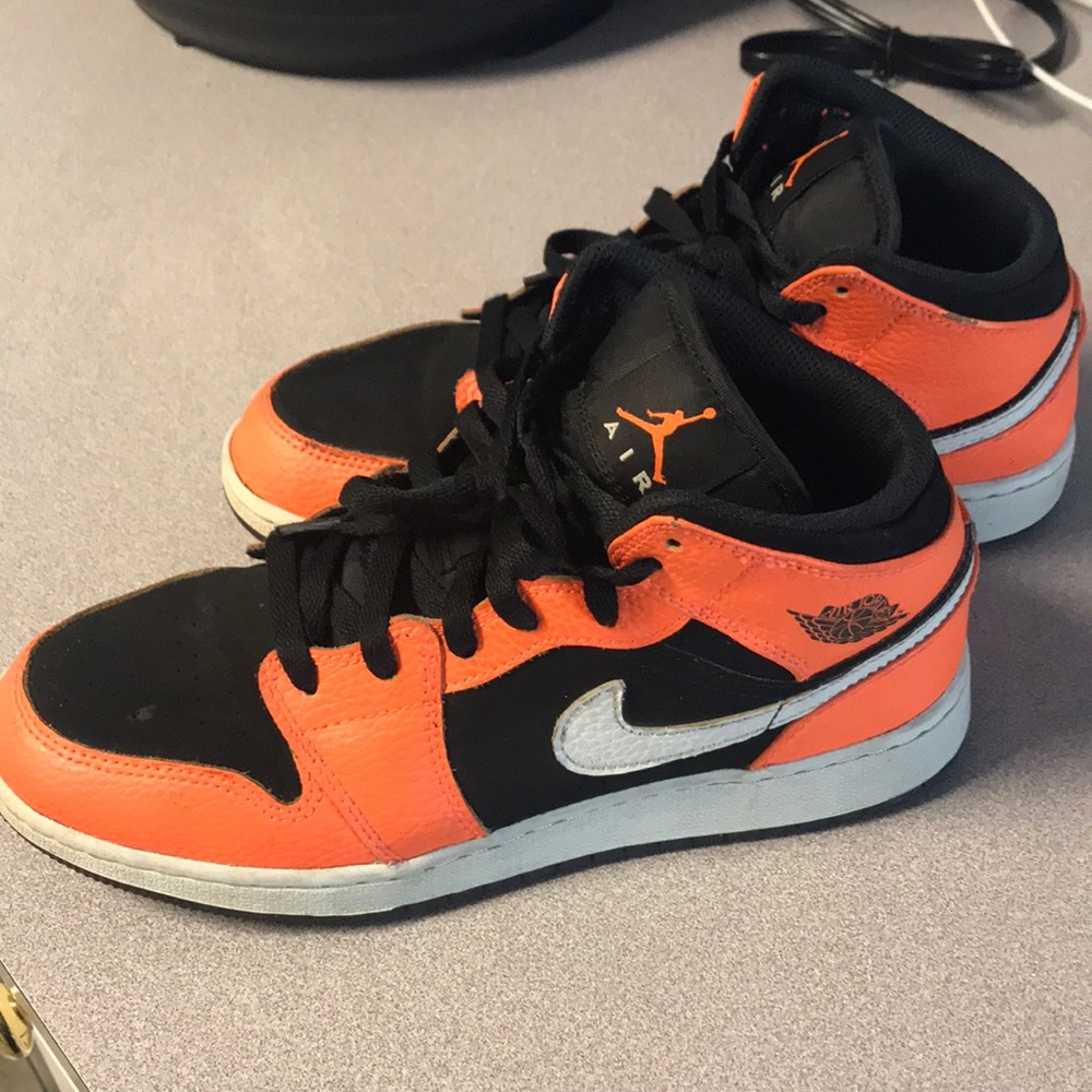 Nike Air Jordan 1 Mid Black Cone